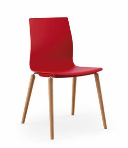 Q3, Chair with wooden legs