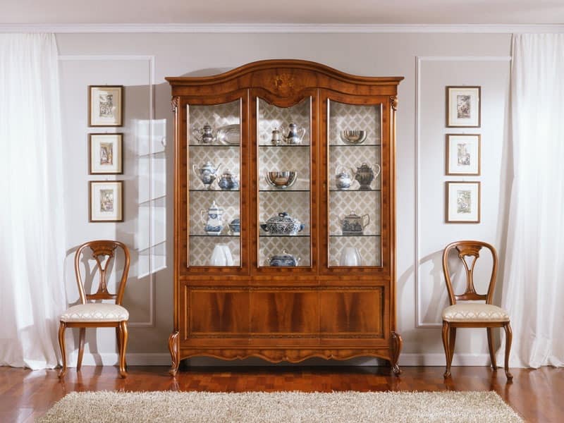 Traditional display with 3 fine IDFdesign doors, in walnut, | carvings