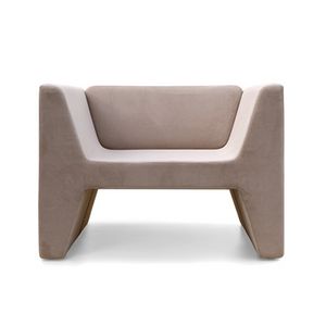 Akka 01, Armchair with soft lines that recall the letter of the alphabet
