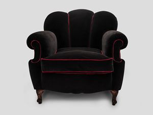 Farfalla, Upholstered armchair with wooden legs