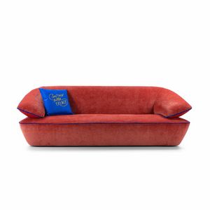 Momo, Sofa with an enveloping shape in fabric and microfibre