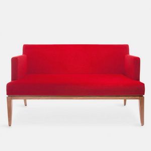 Lara 655 sofa, Solid sofa with beech wood base